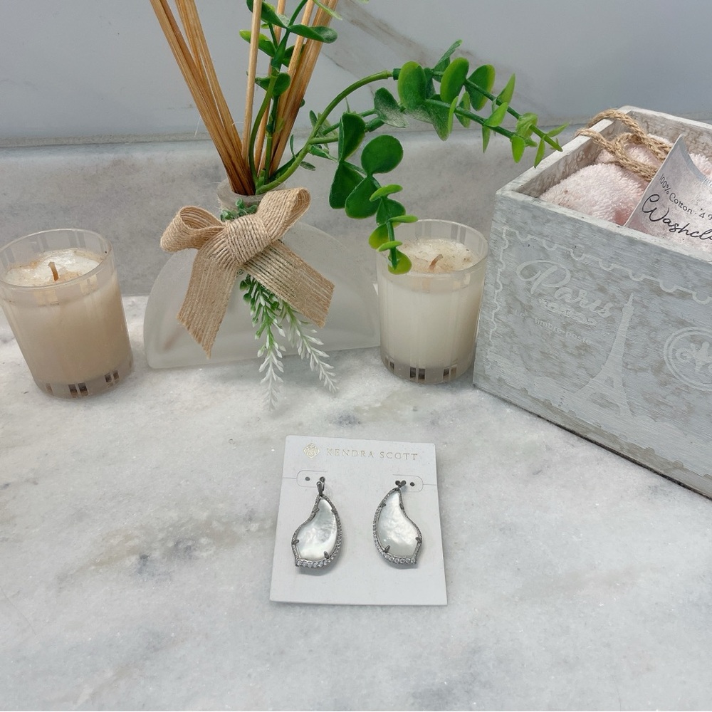 NWT Kendra Scott Tinley Drop Earrings